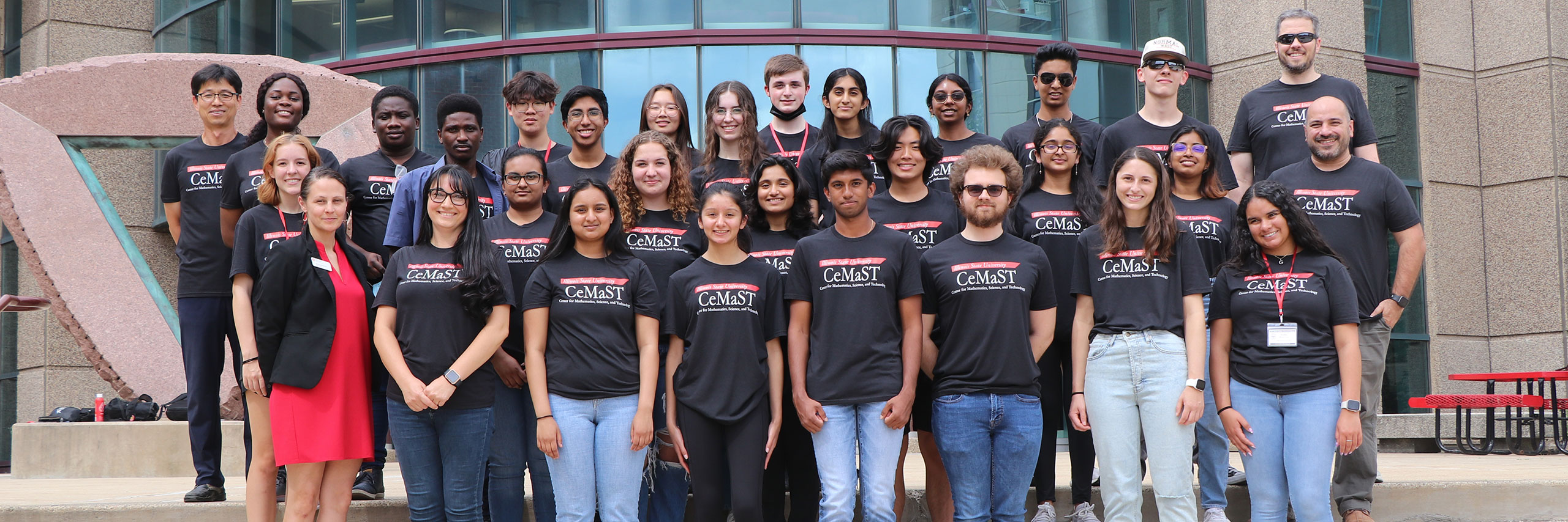 Illinois Summer Research Academy students posing.